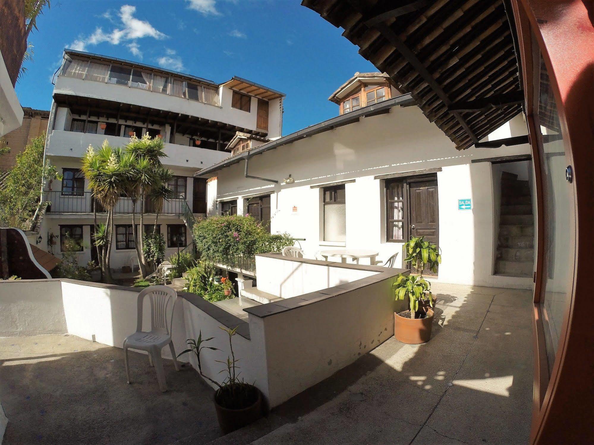 Hostal L'Auberge Inn Quito Bagian luar foto